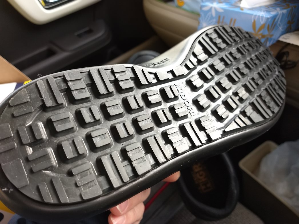 仕事用にあのミドリ安全の滑らない作業靴を買ってみたら1年半後に足が臭くなったのでそれが寿命と見る | チャリパカ(semiboze(半禿)のブログ)