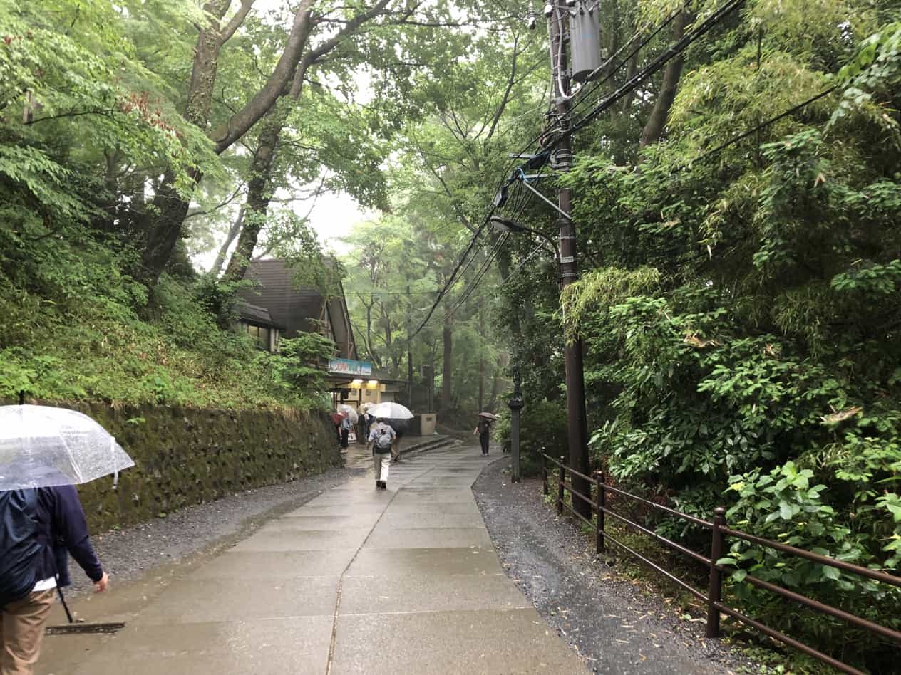 雨の日に高尾山へ登る