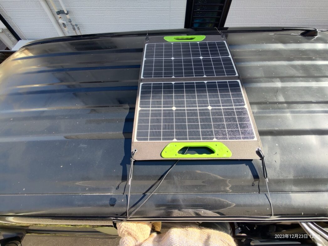 ソーラーパネルを車の屋上に載せる